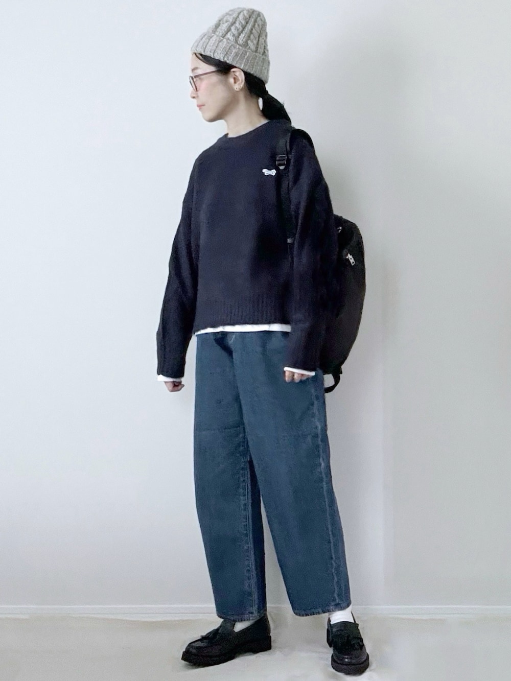 ブラック系のローファー、ブラック系のバックパック/リュックを着用したレディースの冬コーディネートの2枚目の写真