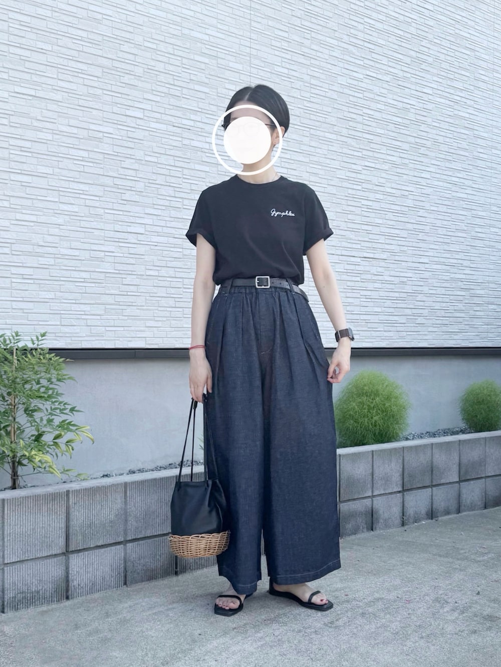 ブルー系のデニムパンツ、ブラック系のTシャツ/カットソー、ブラック系のショルダーバッグを着用したレディースの夏コーディネートの2枚目の写真