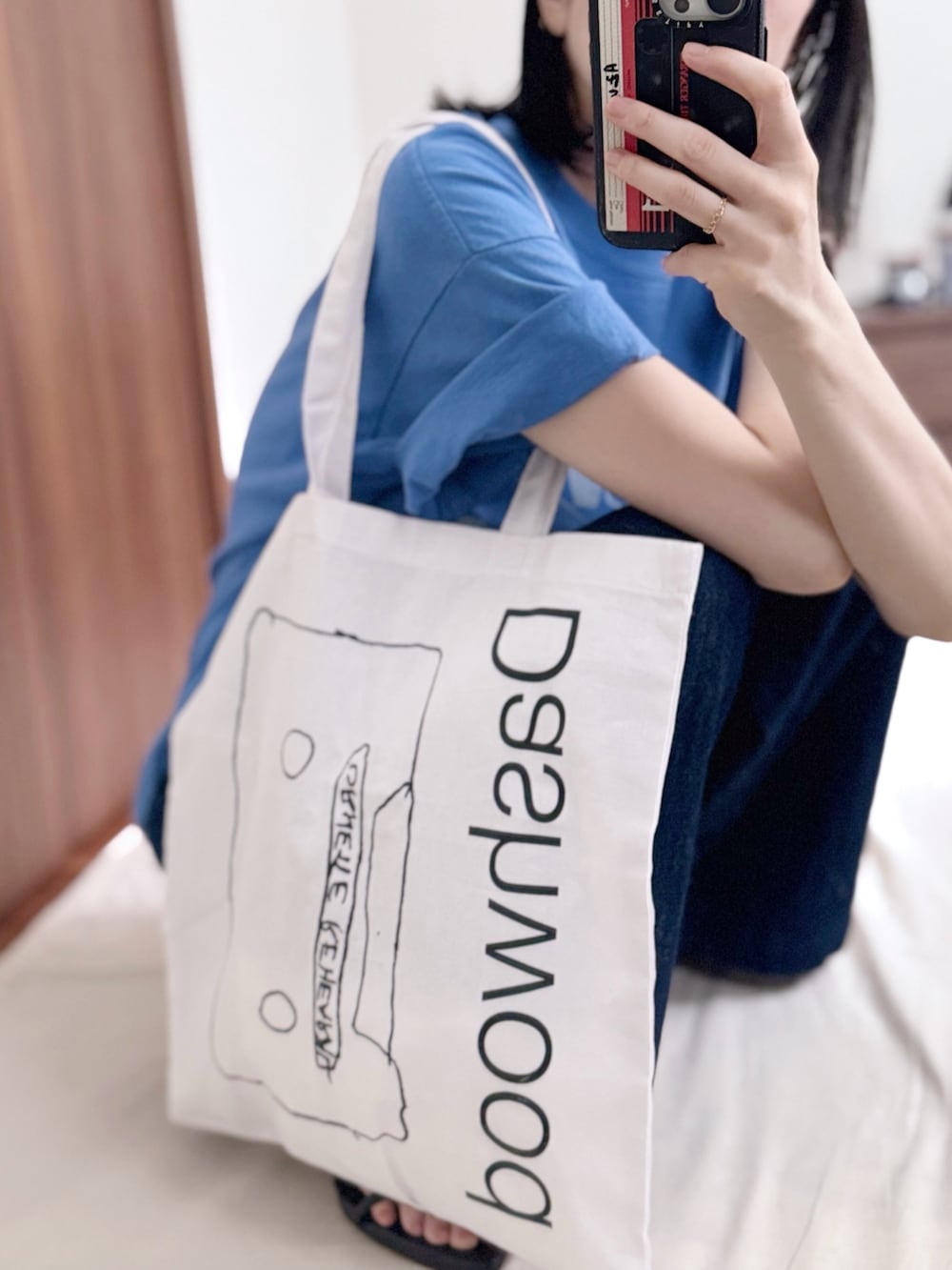 ブラック系のサンダル、ブルー系のTシャツ/カットソー、ブルー系のデニムパンツを着用したレディースの夏コーディネートの2枚目の写真