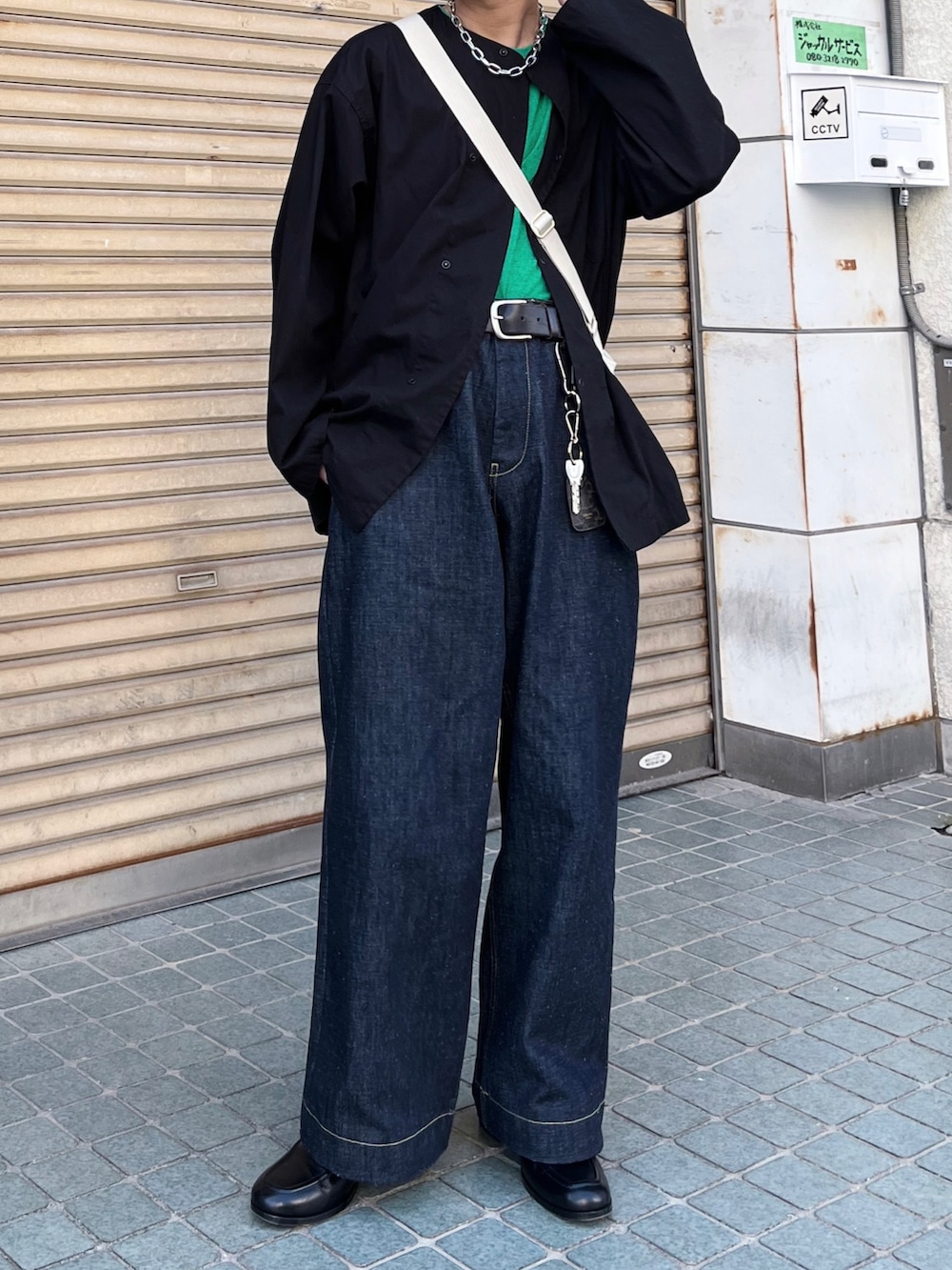 ブラック系のシャツ/ブラウス、ブルー系のデニムパンツ、ブラック系のローファーを着用したメンズの春コーディネートの3枚目の写真