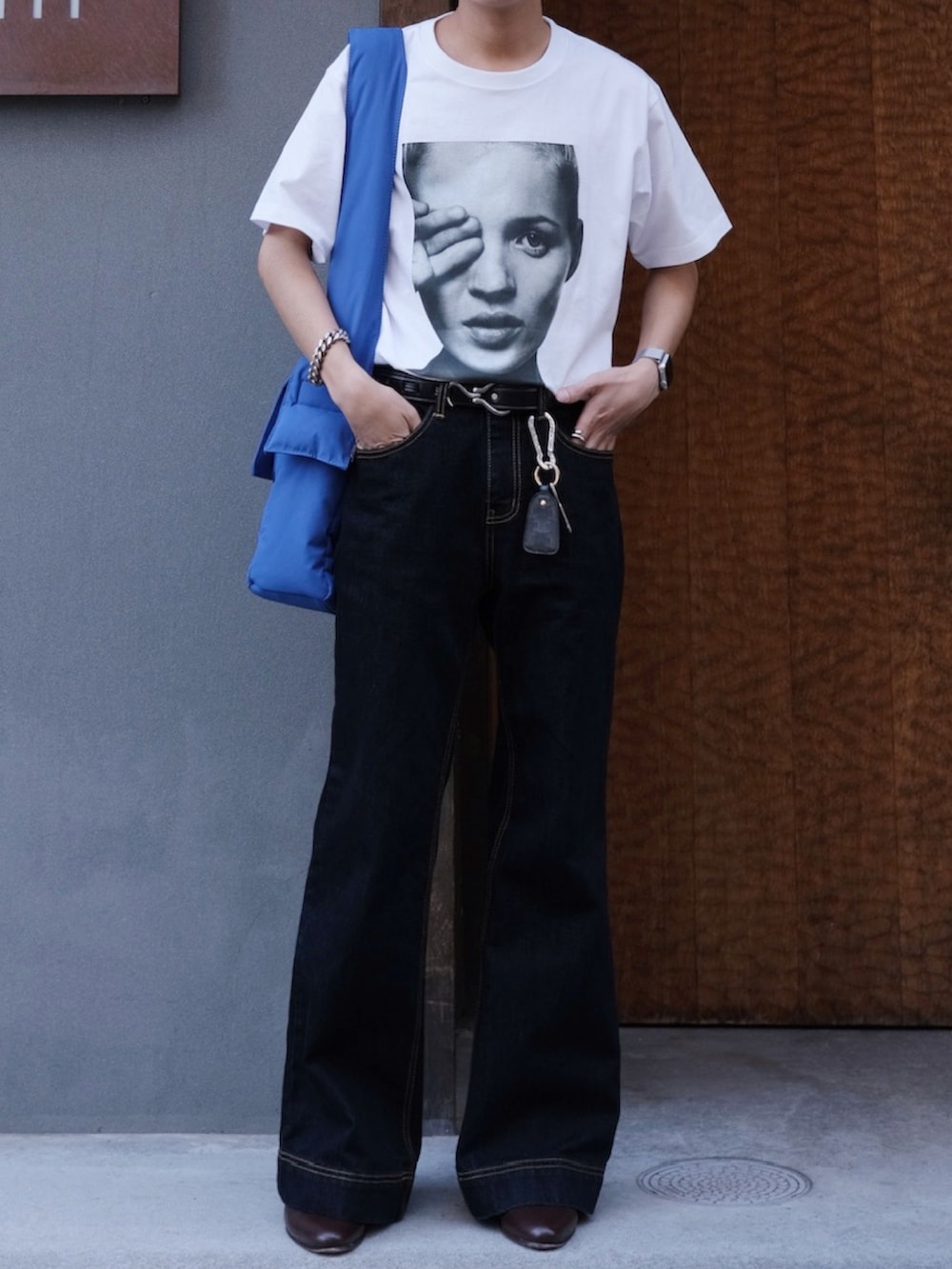 ホワイト系のTシャツ/カットソー、ブラウン系のブーツ、ブラック系のベルトを着用したメンズの夏コーディネートの2枚目の写真
