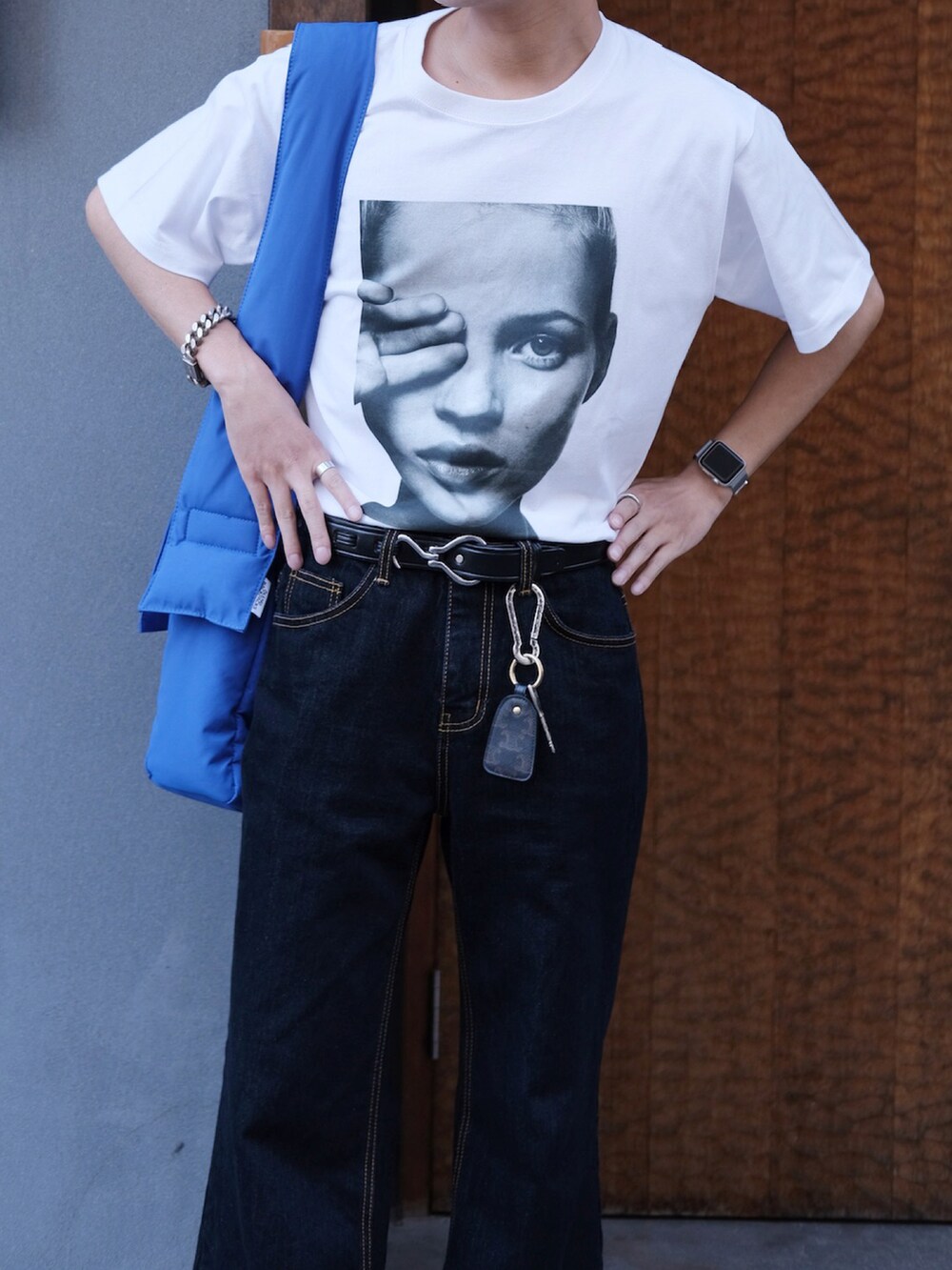 ホワイト系のTシャツ/カットソー、ブラウン系のブーツ、ブラック系のベルトを着用したメンズの夏コーディネートの3枚目の写真