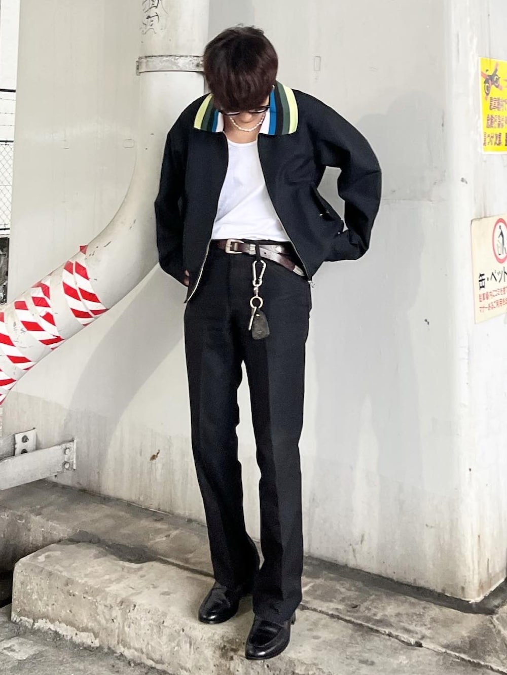 ブラック系のブルゾン、ブラック系のパンツ、ブラウン系のベルトを着用したメンズの秋コーディネートの3枚目の写真