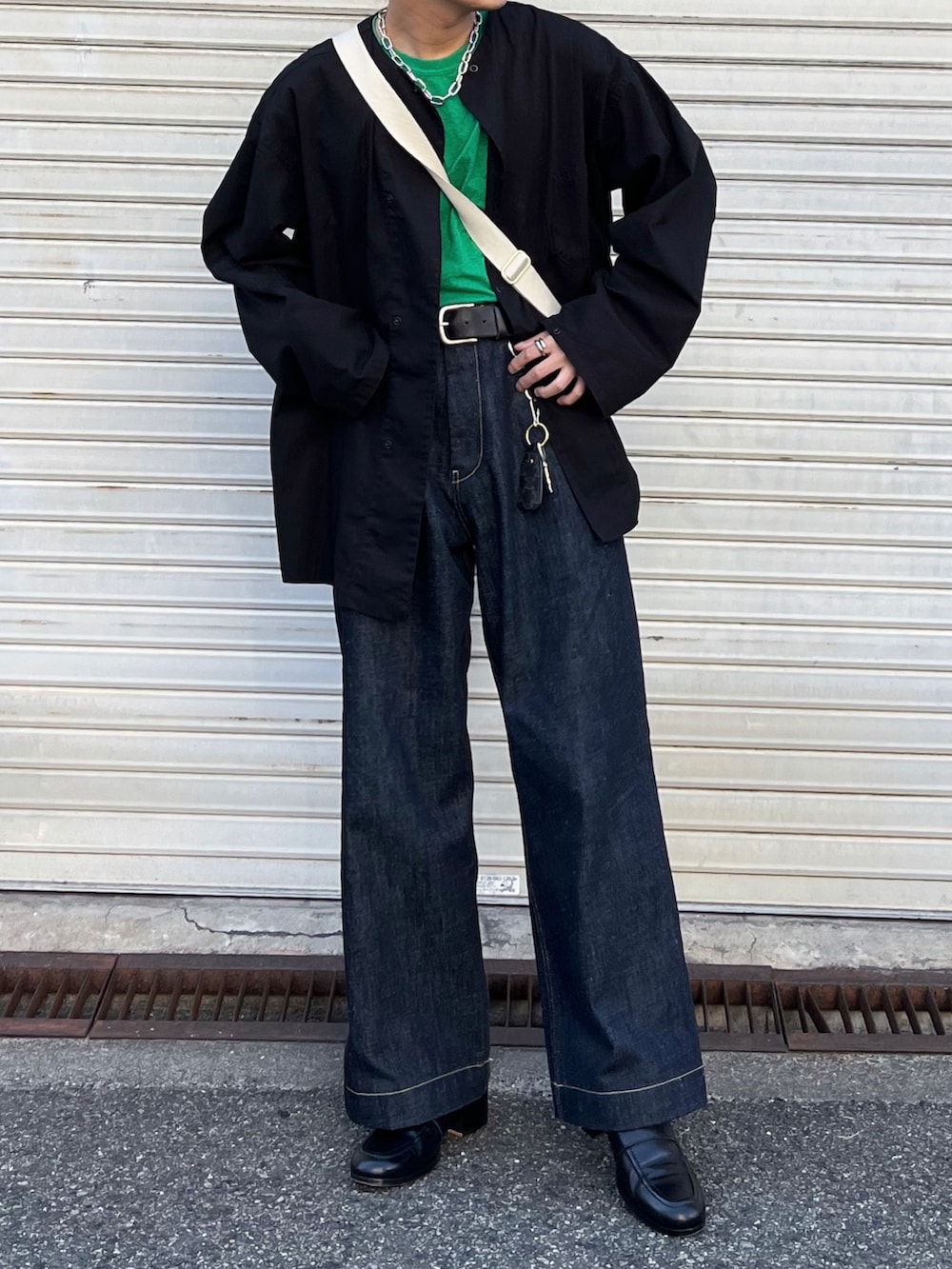 ブラック系のシャツ/ブラウス、ブルー系のデニムパンツ、ブラック系のローファーを着用したメンズの春コーディネートの2枚目の写真