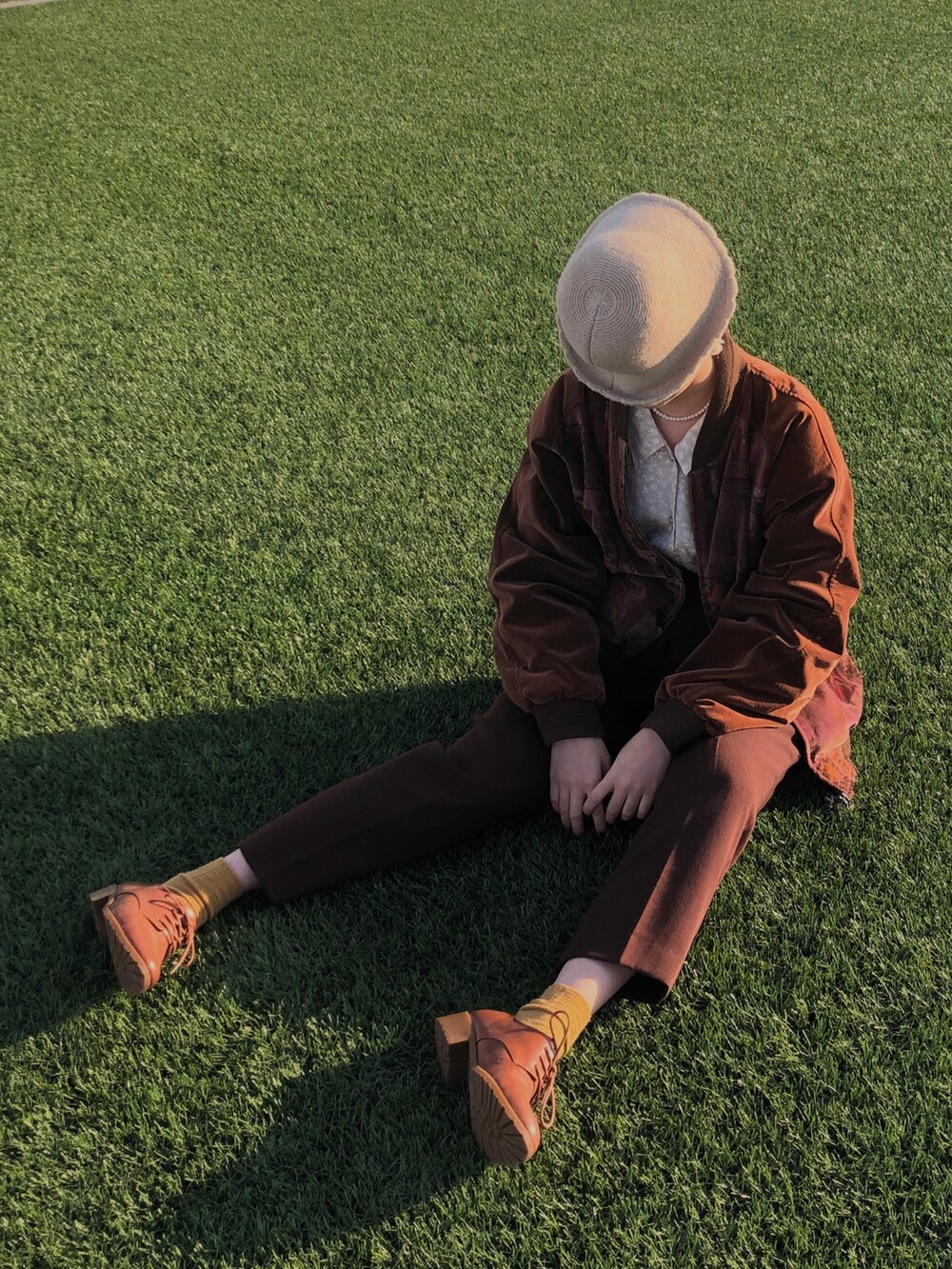 ブラウン系のスラックスを着用したレディースの冬コーディネートの2枚目の写真