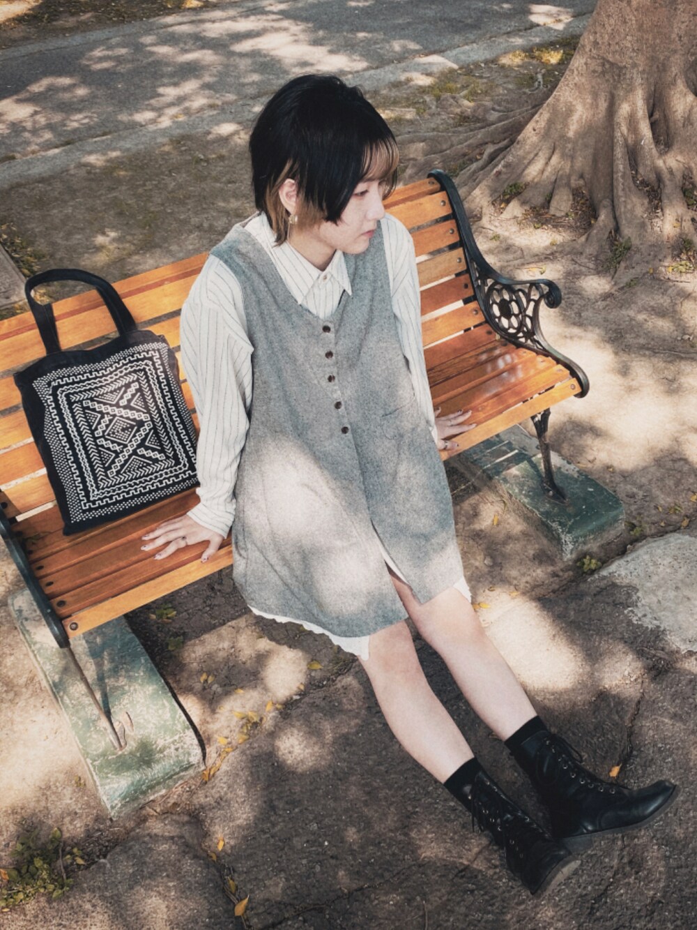 ホワイト系のシャツ/ブラウスを着用したレディースの春コーディネートの2枚目の写真