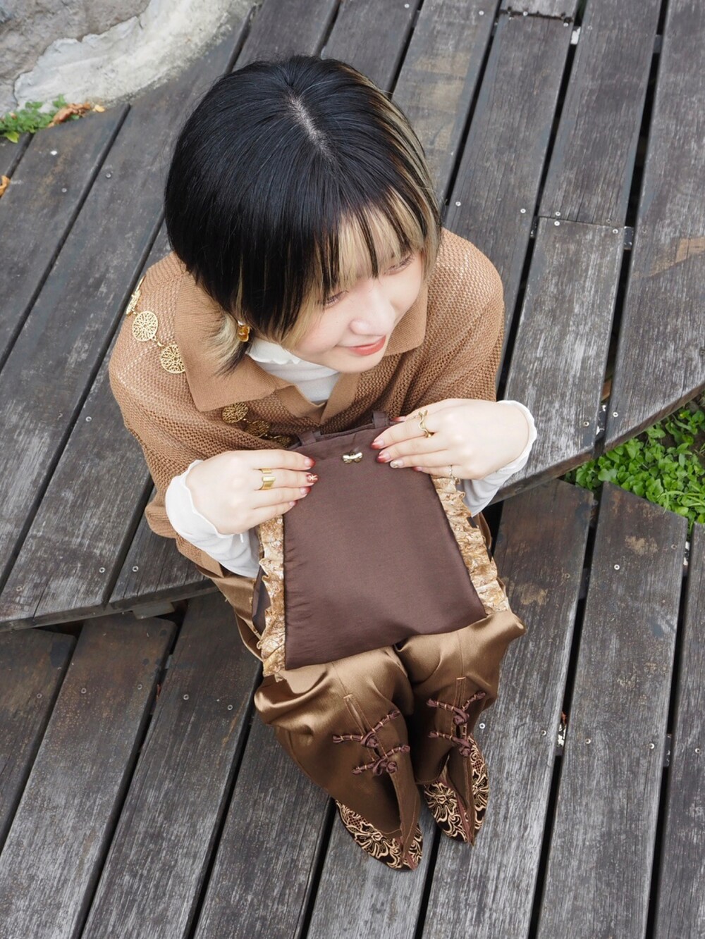 ブラウン系のトップスを着用したレディースの夏コーディネートの2枚目の写真