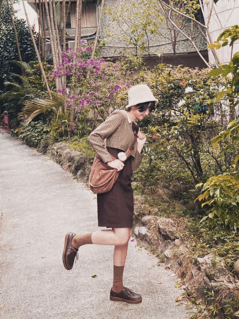 ブラウン系のワンピースを着用したレディースの春コーディネートの3枚目の写真