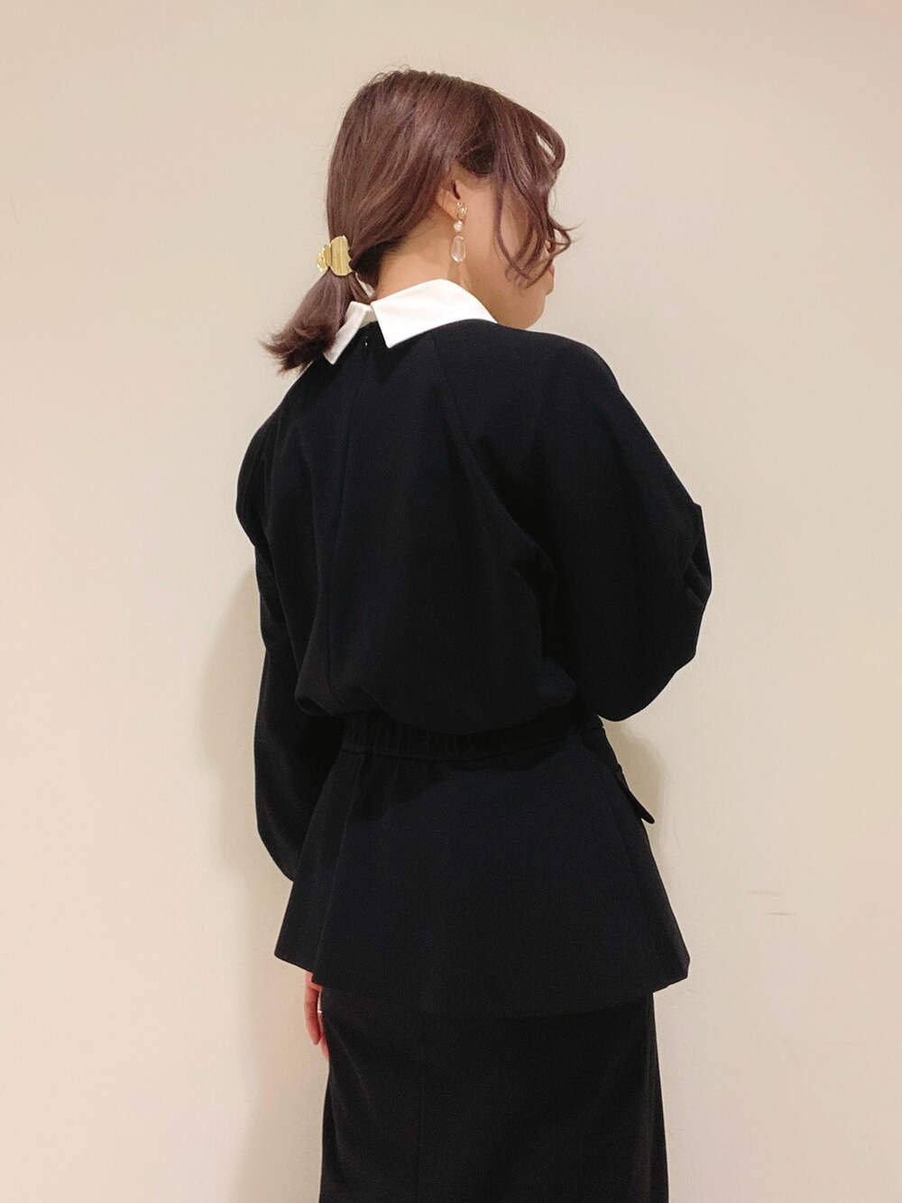 ブラック系のTシャツ/カットソー、ブラック系のスカート、ブラック系のブーティを着用したレディースの春コーディネートの4枚目の写真