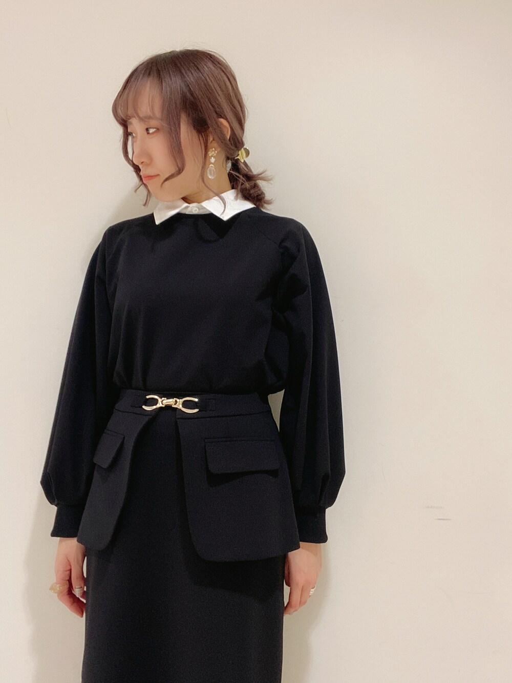 ブラック系のTシャツ/カットソー、ブラック系のスカート、ブラック系のブーティを着用したレディースの春コーディネートの3枚目の写真