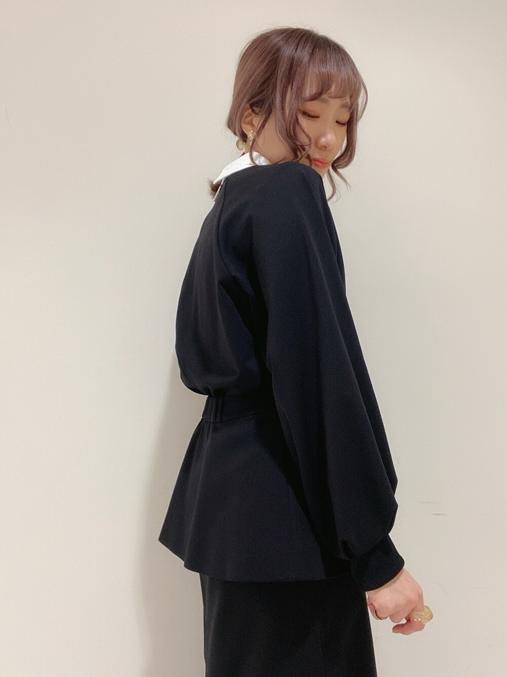 ブラック系のTシャツ/カットソー、ブラック系のスカート、ブラック系のブーティを着用したレディースの春コーディネートの5枚目の写真