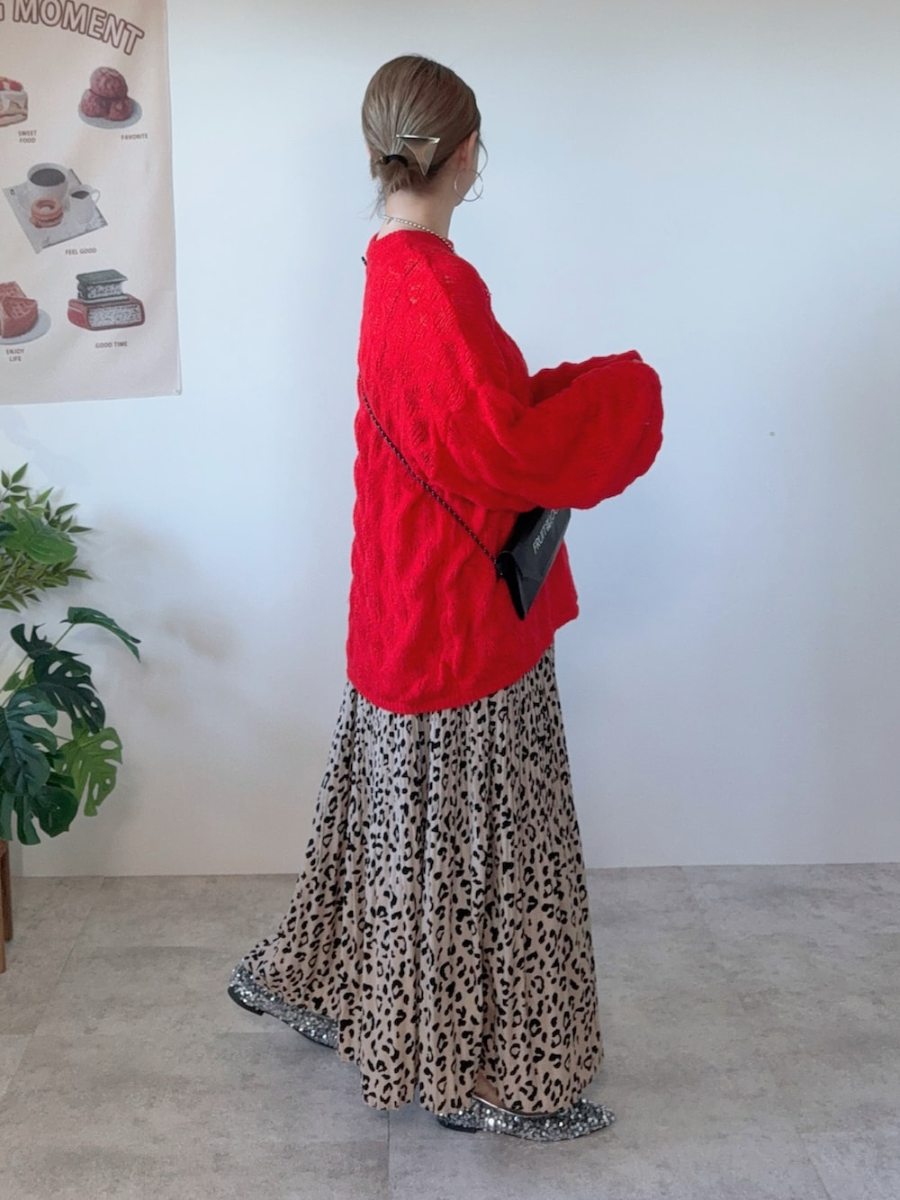 ブラック系のショルダーバッグ、レッド系のニット/セーター、シルバー系のパンプスを着用したレディースの秋コーディネートの2枚目の写真