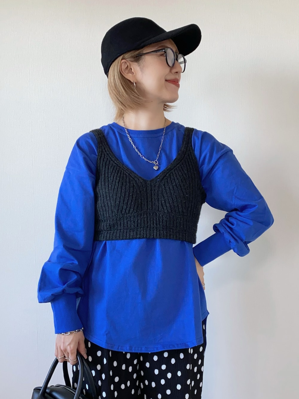 ブルー系のTシャツ/カットソー、ブラック系のその他パンツ、ブラック系のバッグを着用したレディースの秋コーディネートの4枚目の写真