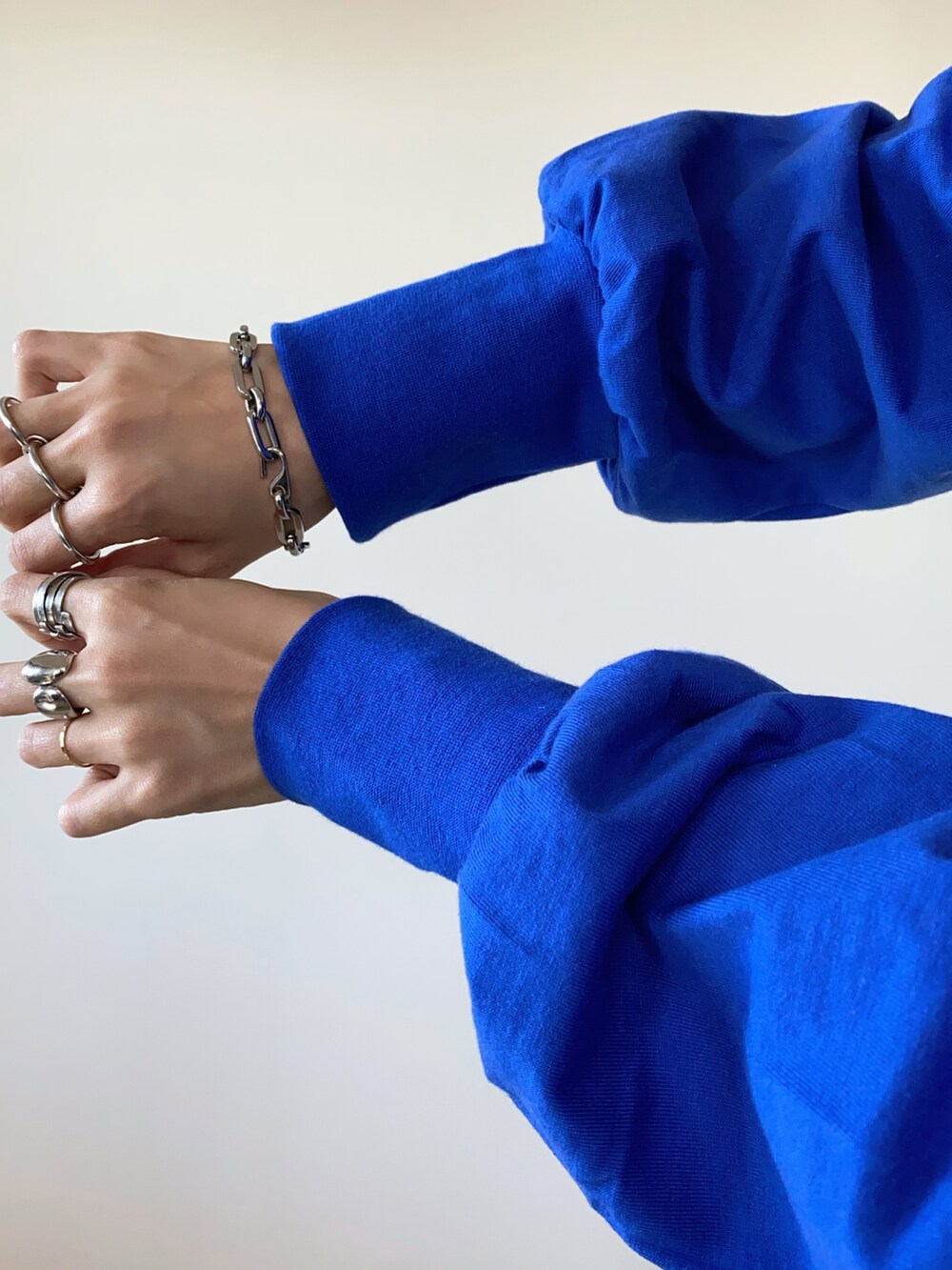 ブルー系のTシャツ/カットソー、ブラック系のその他パンツ、ブラック系のバッグを着用したレディースの秋コーディネートの5枚目の写真