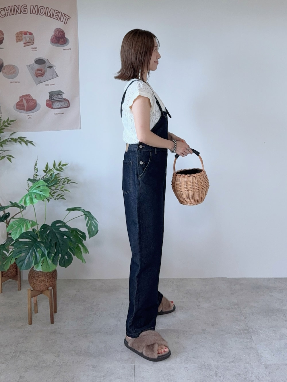 ホワイト系のシャツ/ブラウス、ブルー系のサロペット/オーバーオール、ベージュ系のサンダルを着用したレディースの夏コーディネートの2枚目の写真