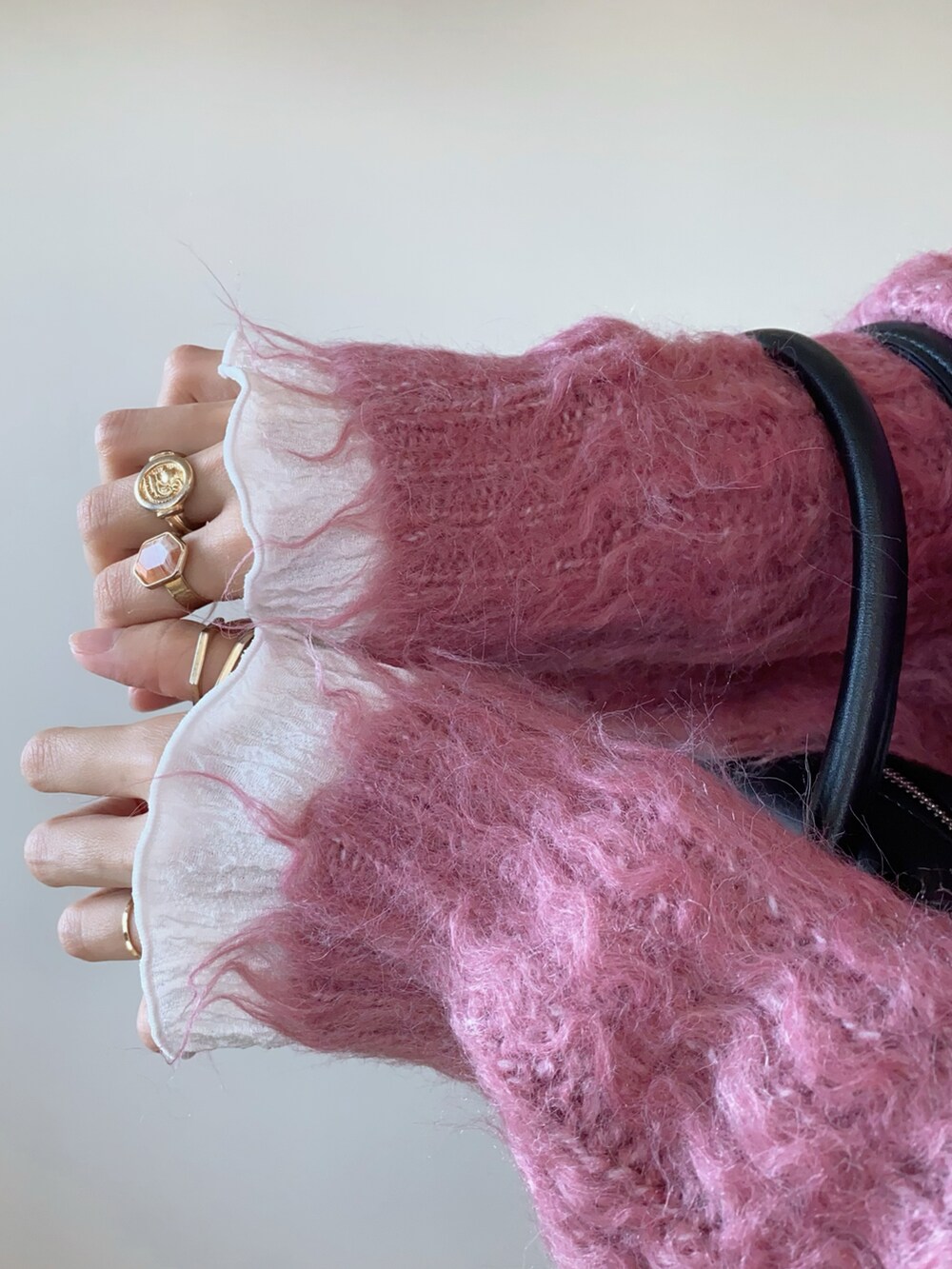 ブラウン系のスカート、ブラック系のバッグ、ホワイト系のTシャツ/カットソーを着用したレディースの秋コーディネートの4枚目の写真