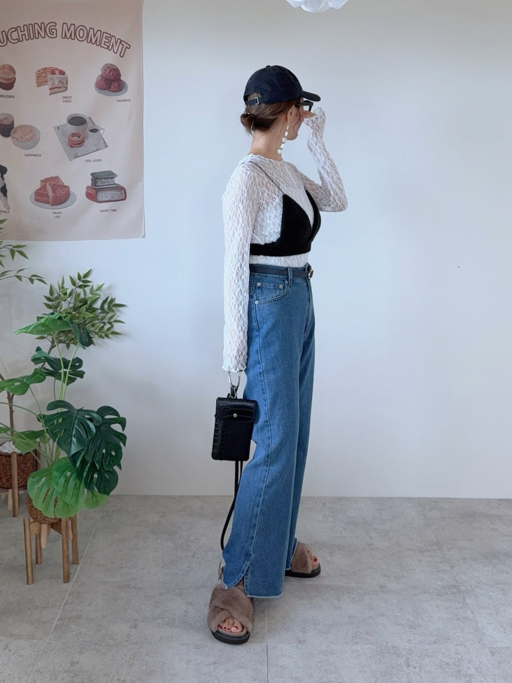 ブラック系のその他トップス、ブルー系のデニムパンツ、ベージュ系のサンダルを着用したレディースの夏コーディネートの2枚目の写真