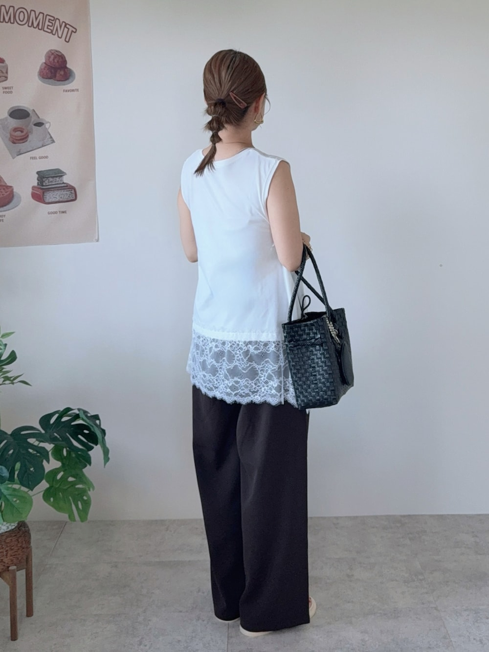 ホワイト系のTシャツ/カットソー、ブラウン系のスラックス、ホワイト系のサンダルを着用したレディースの春コーディネートの3枚目の写真