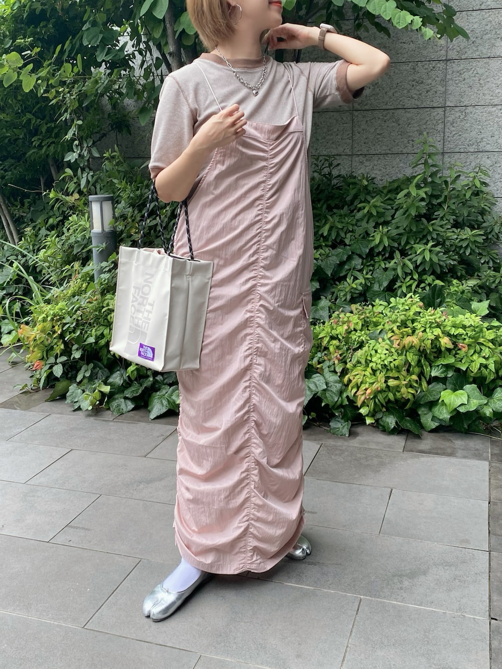 ピンク系のワンピース、ブラウン系のTシャツ/カットソー、シルバー系のバレエシューズを着用したレディースの夏コーディネートの3枚目の写真