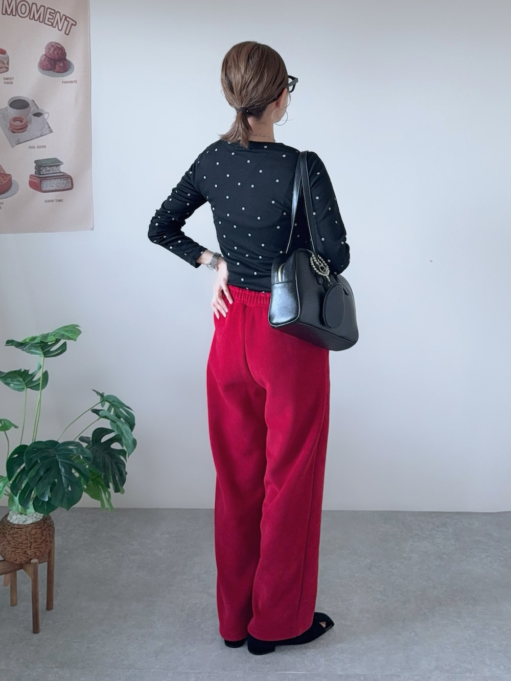 レッド系のその他パンツ、ブラウン系のボストンバッグ、ブラック系のパンプスを着用したレディースの秋コーディネートの4枚目の写真