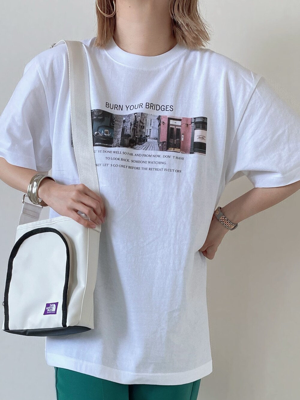 ホワイト系のTシャツ/カットソー、グリーン系のスラックス、グリーン系のローファーを着用したレディースの春コーディネートの3枚目の写真