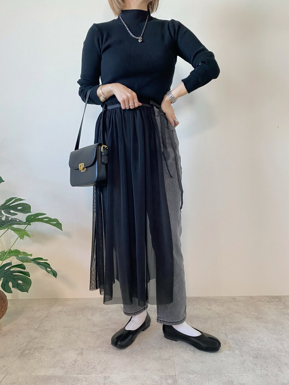 ブラック系のショルダーバッグ、グレー系のワンピース、ブラック系のニット/セーターを着用したレディースの秋コーディネートの5枚目の写真