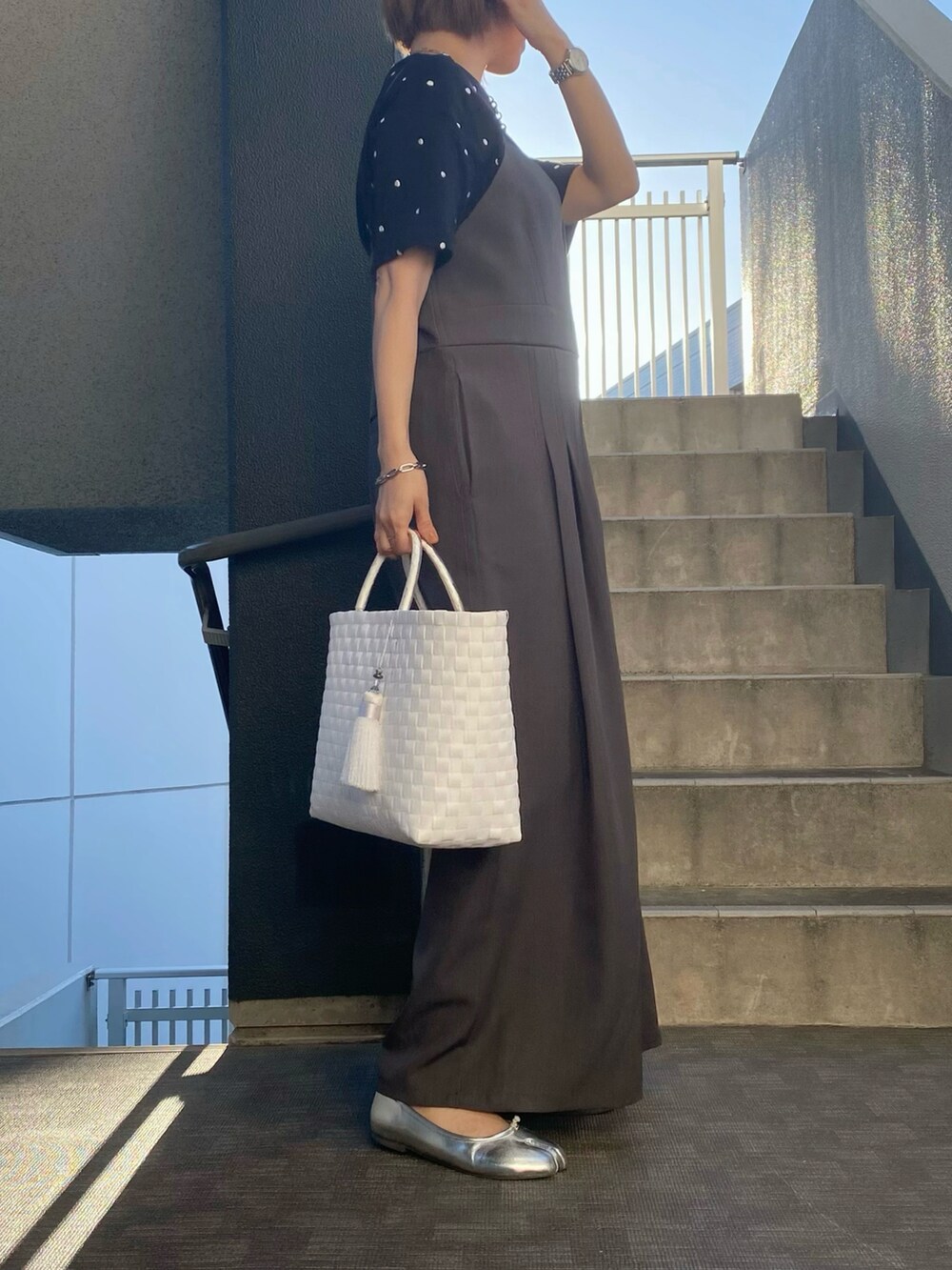 グレー系のサロペット/オーバーオール、シルバー系のバレエシューズ、ブラック系のTシャツ/カットソーを着用したレディースの春コーディネートの2枚目の写真