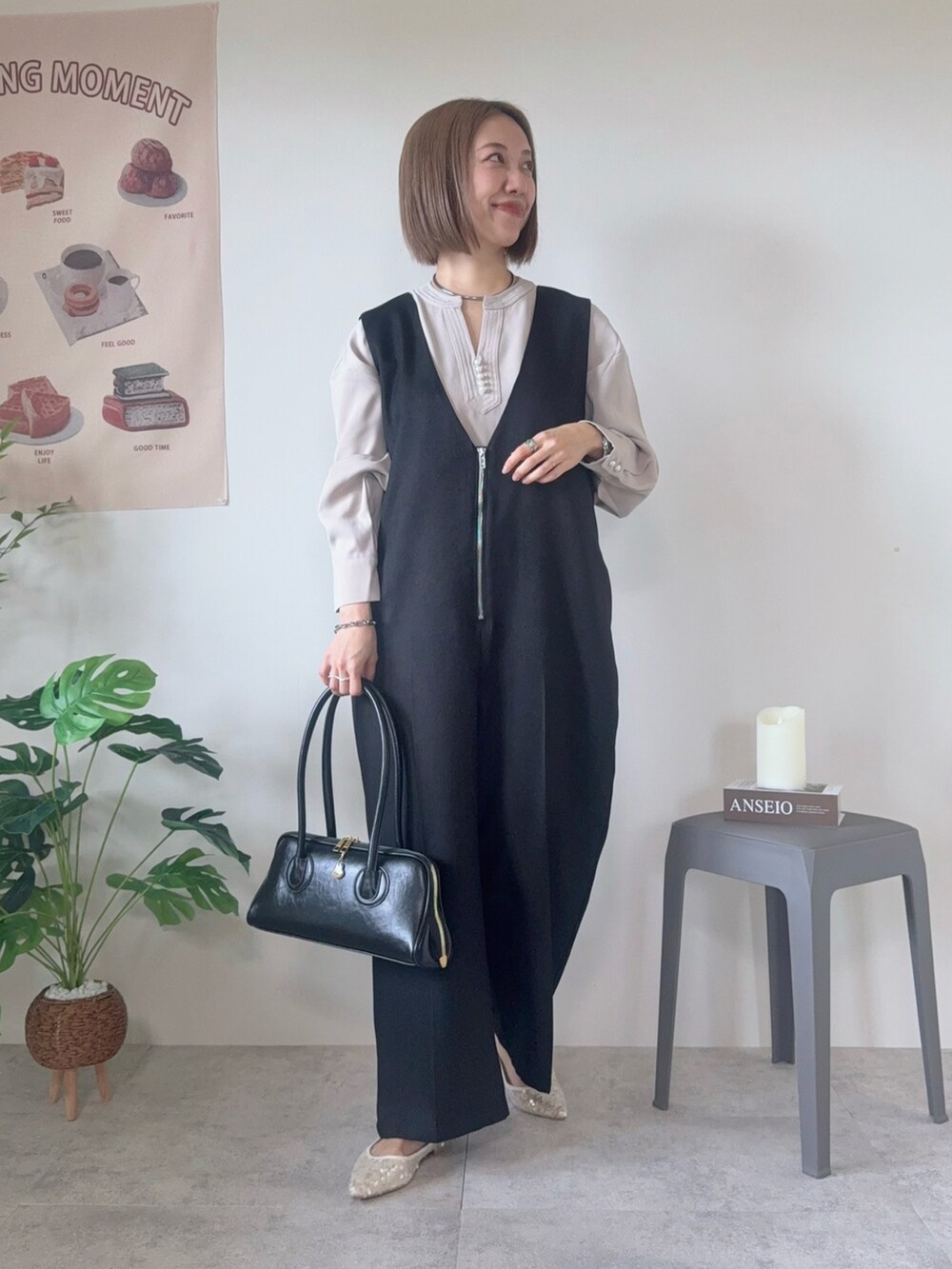 ホワイト系のシャツ/ブラウス、ベージュ系のトートバッグ、ブラウン系のその他パンツを着用したレディースの冬コーディネートの4枚目の写真