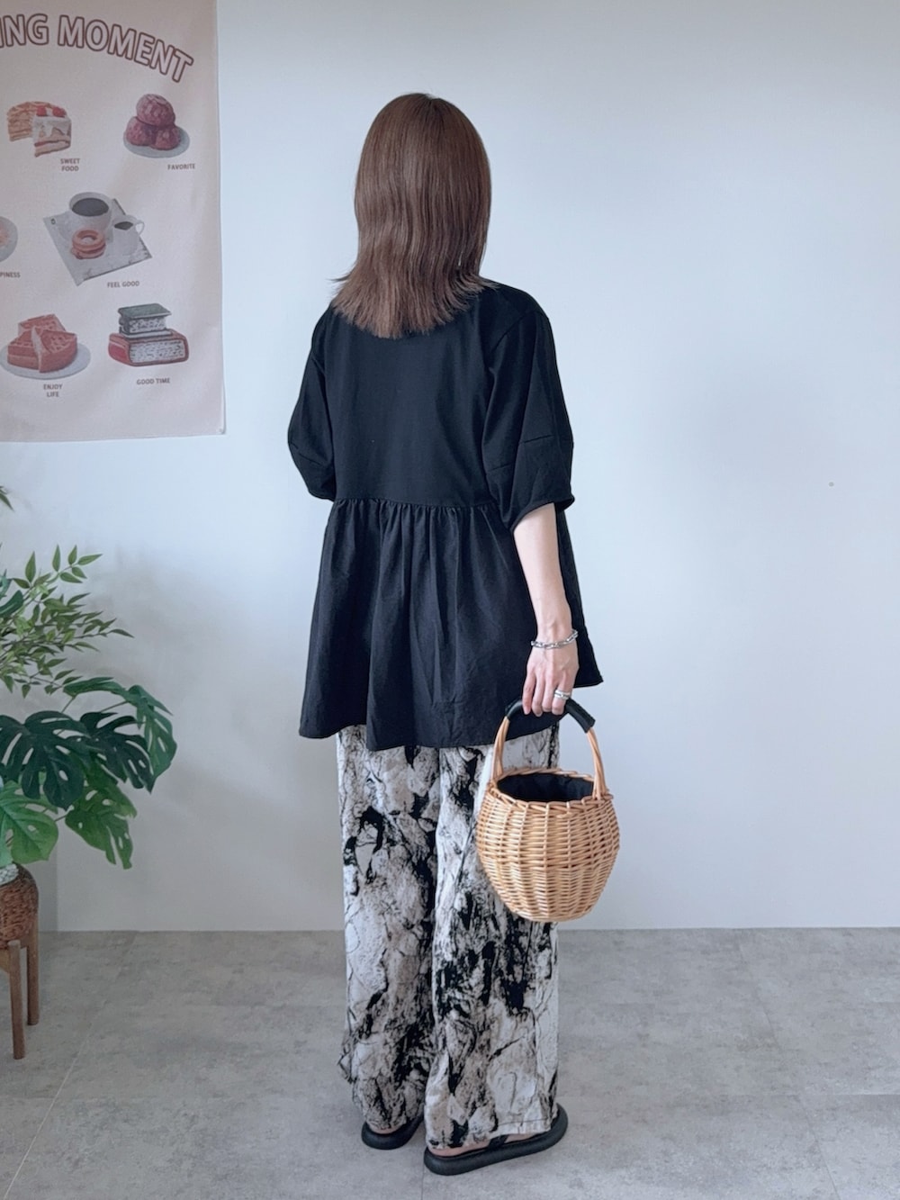 ブラック系のTシャツ/カットソー、ブラック系のサンダルを着用したレディースの春コーディネートの3枚目の写真