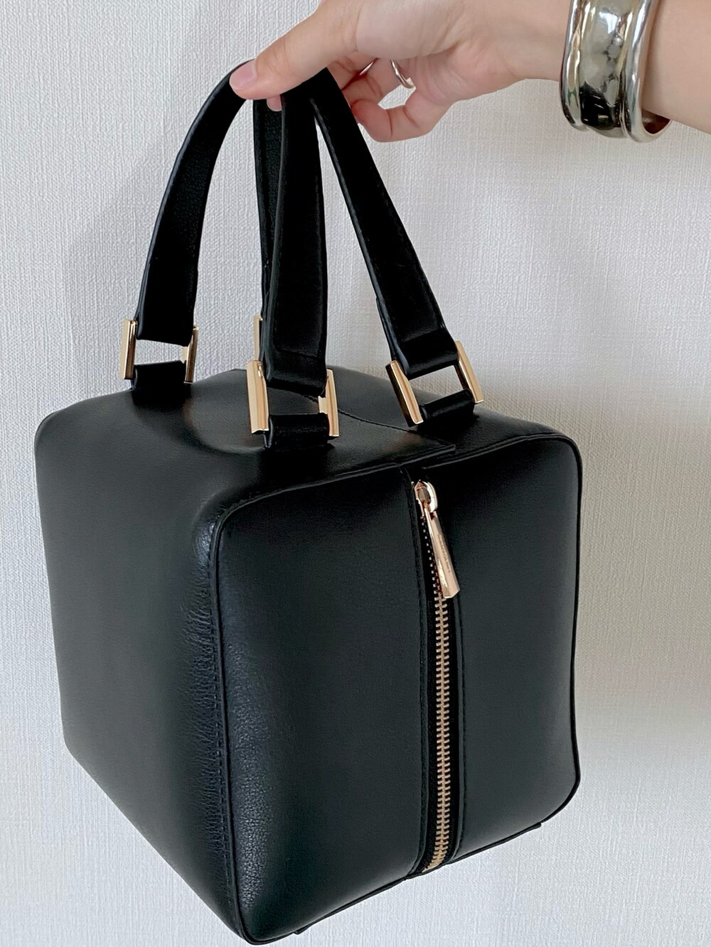 ブラック系のハンドバッグ、ベージュ系のTシャツ/カットソー、グリーン系のスカートを着用したレディースの秋コーディネートの5枚目の写真