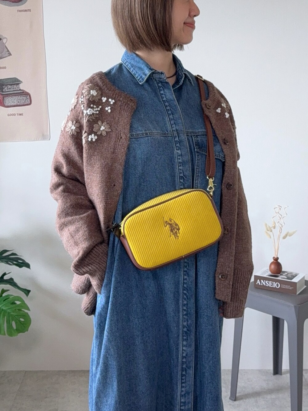 「PR、U.S.POLO ASSN.、uspoloassn、uspolo、ユーエスポロアッスン、ユーエスポロ、USポロ、ショルダーバッグ、きれいめカジュアル、お出かけバッグ、秋冬コーデ、デニム、ブーツ、おしゃれさんと繋がりたい」｜「U.S. POLO ASSN.の【U.S. POLO ASSN.】 ユーエスポロアッスン　コーデュロイ　クロスボディショルダーバッグ　USPA-2693（ショルダーバッグ、イエロー系）」を使った、memeさん（レディース・158cm）の秋コーディネートの2枚目の写真