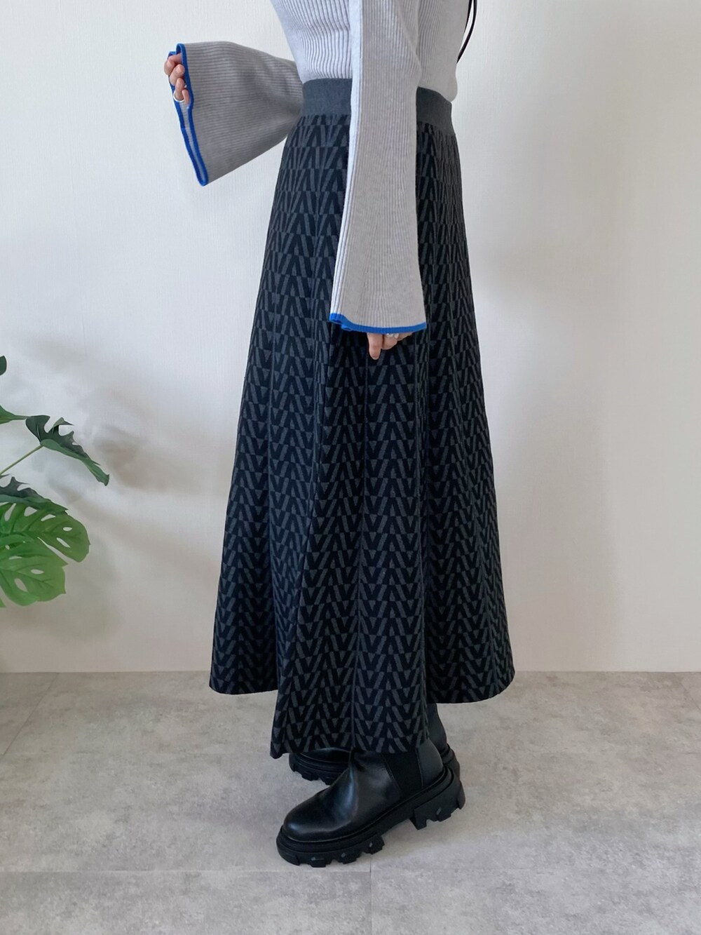 グレー系のニット/セーター、グレー系のスカートを着用したレディースの冬コーディネートの5枚目の写真