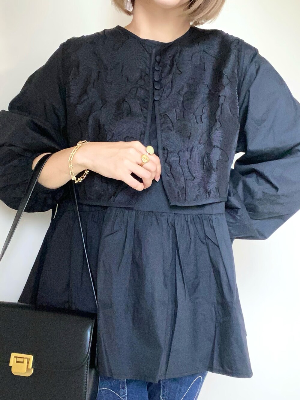 ブラック系のシャツ/ブラウス、ブラック系のショルダーバッグ、ブラウン系のバレエシューズを着用したレディースの秋コーディネートの5枚目の写真