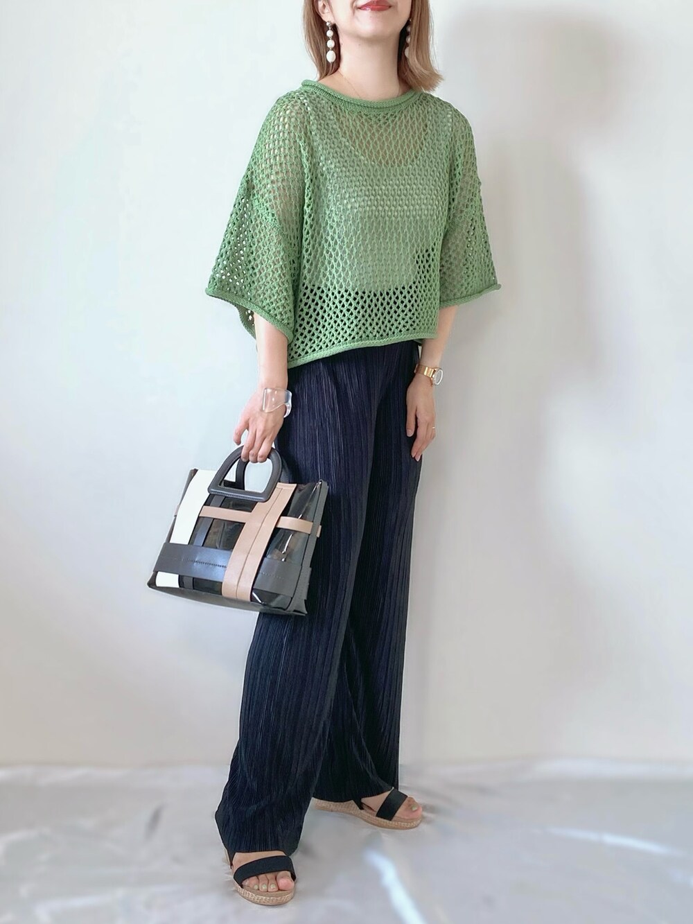 ブラック系のその他パンツ、ブラック系のバッグ、ブラック系のサンダルを着用したレディースの夏コーディネートの3枚目の写真