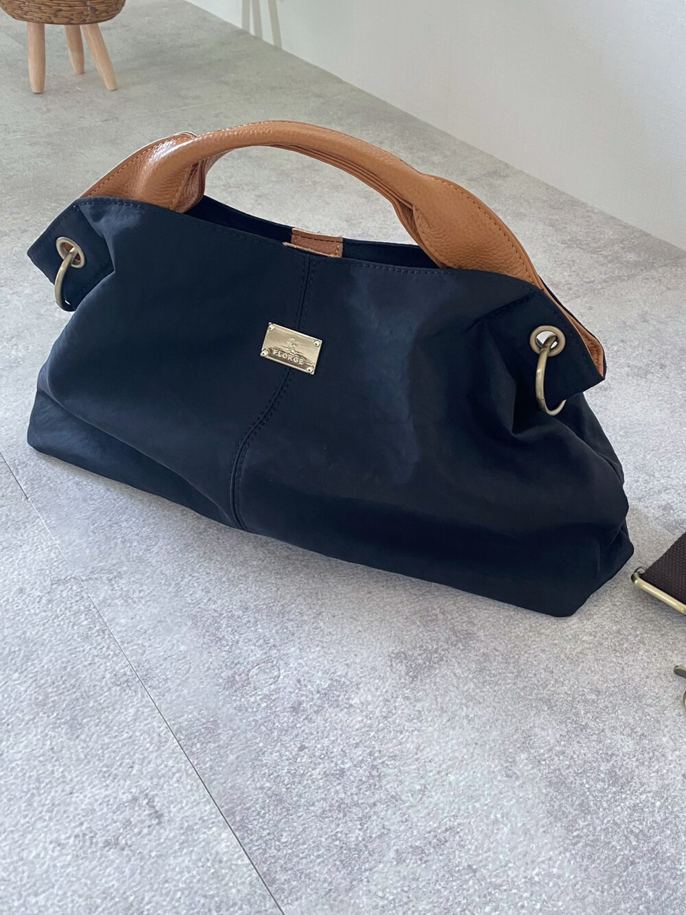 ブラック系のトートバッグ、グレー系のアンサンブル、グレー系のその他パンツを着用したレディースの春コーディネートの5枚目の写真