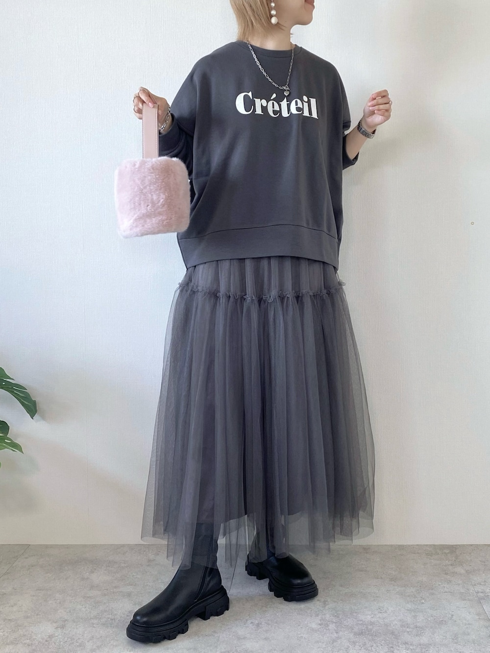 ピンク系のバッグ、グレー系のスカート、グレー系のスウェットを着用したレディースの秋コーディネートの5枚目の写真