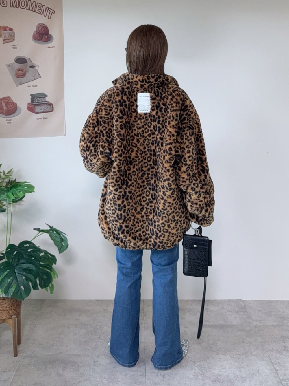 ベージュ系のTシャツ/カットソー、その他のミリタリージャケット、ブルー系のデニムパンツを着用したレディースの秋コーディネートの3枚目の写真