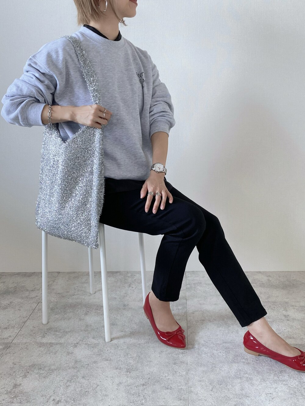 その他のスウェット、ブラック系のその他パンツ、レッド系のバレエシューズを着用したレディースの秋コーディネートの2枚目の写真
