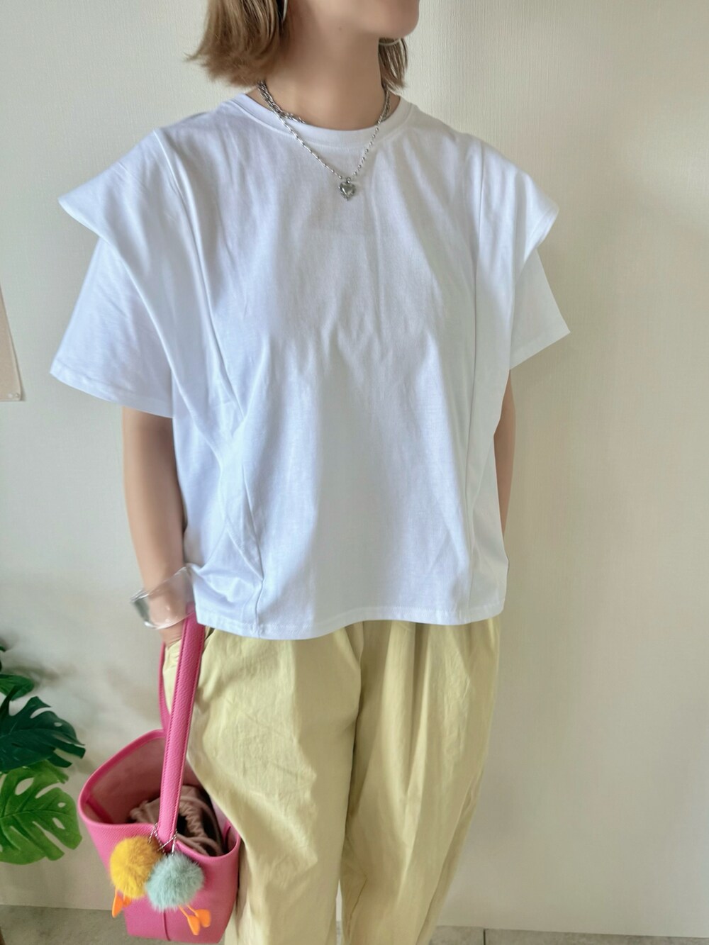 ホワイト系のTシャツ/カットソー、イエロー系のカーゴパンツ、ピンク系のショルダーバッグを着用したレディースの夏コーディネートの4枚目の写真