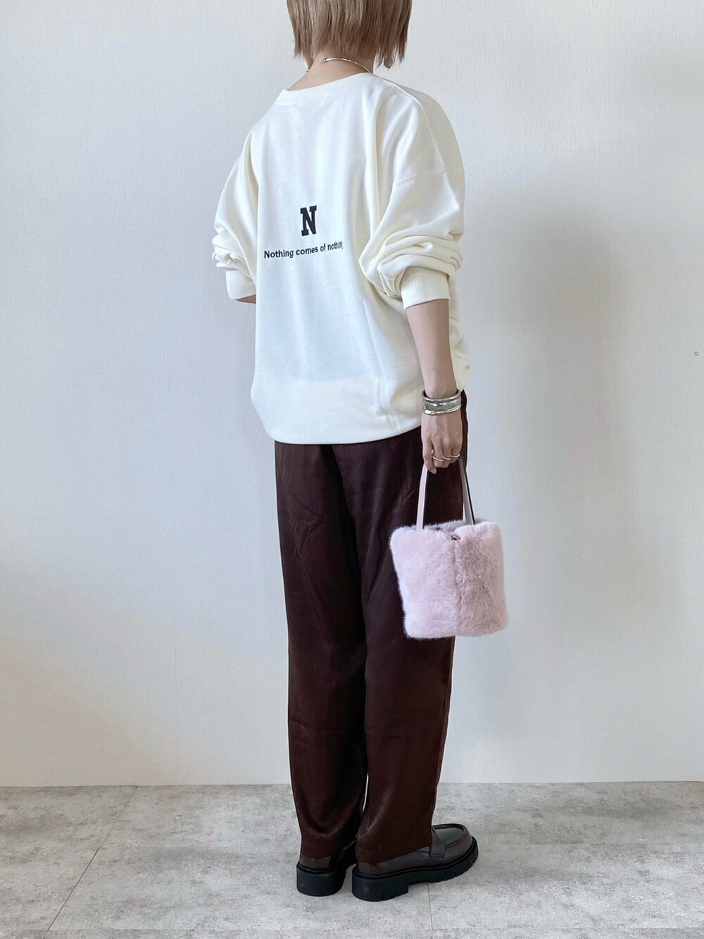 ブラウン系のその他パンツ、ピンク系のバッグ、ブラウン系のローファーを着用したレディースの秋コーディネートの2枚目の写真