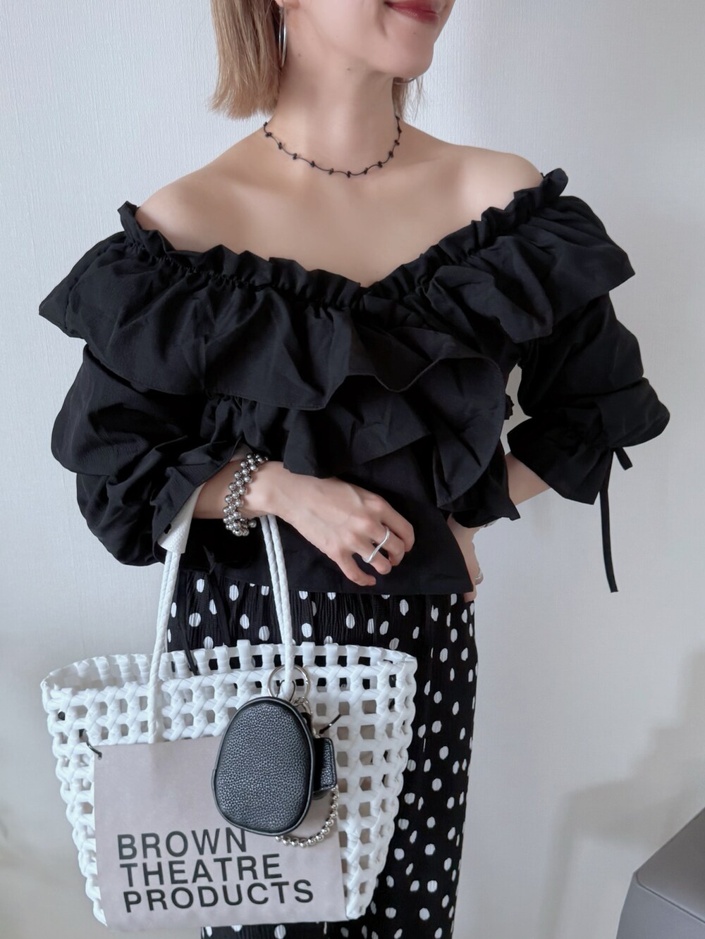 ブラック系のシャツ/ブラウス、ホワイト系のかごバッグ、ブラック系のその他パンツを着用したレディースの春コーディネートの3枚目の写真