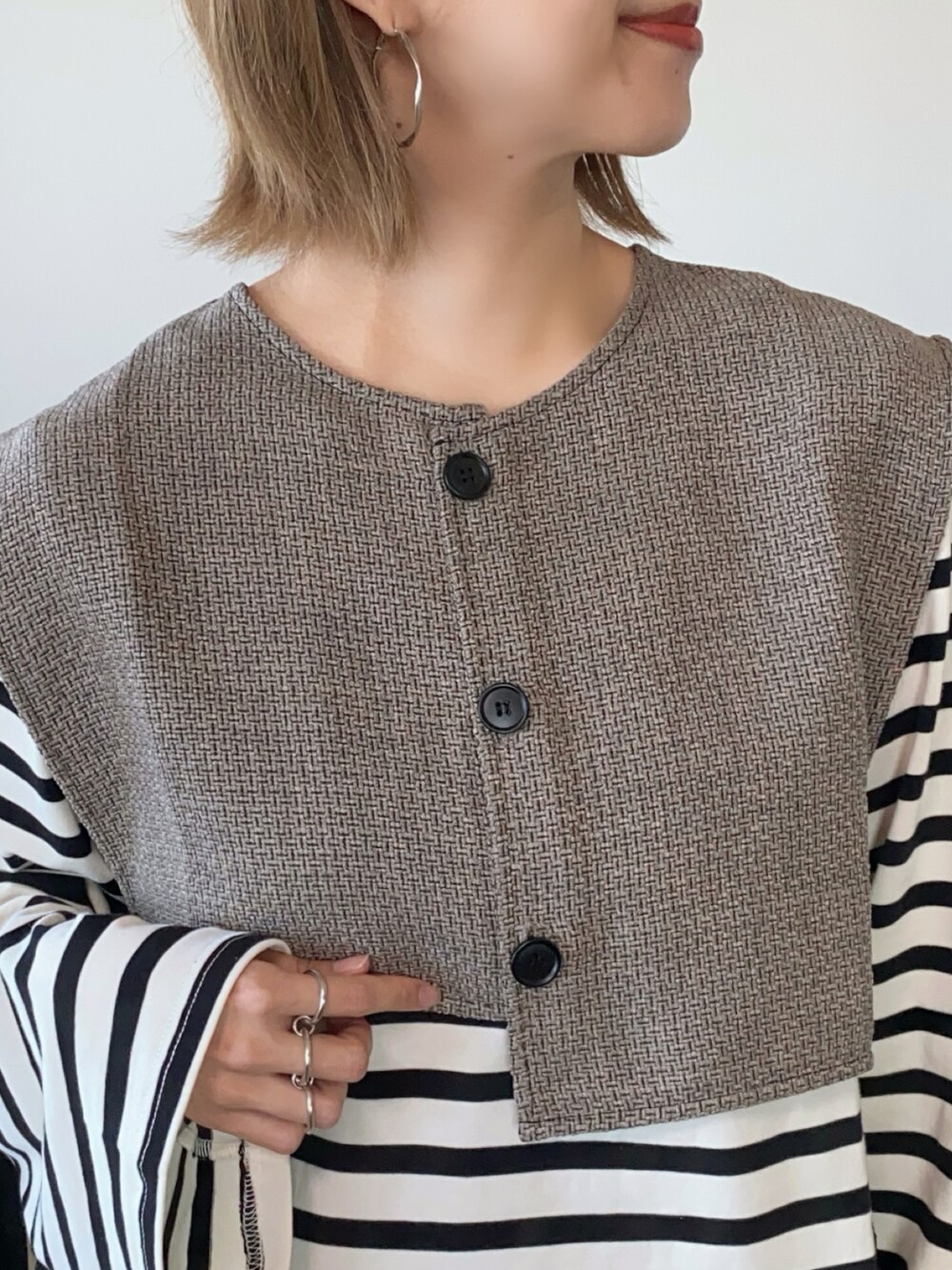 ブラック系のTシャツ/カットソー、ブラック系のベスト、ブラック系のトートバッグを着用したレディースの夏コーディネートの4枚目の写真