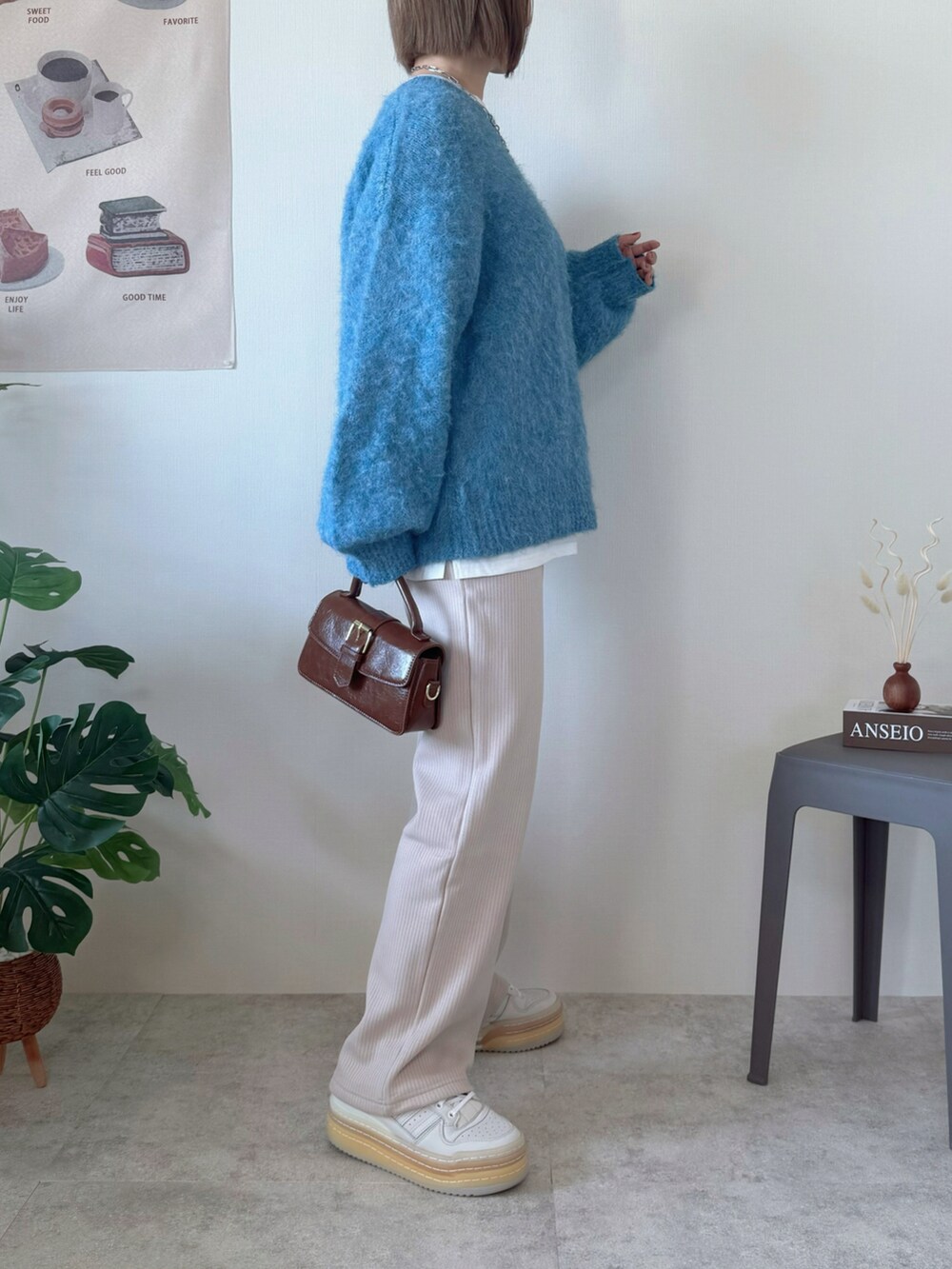 ベージュ系のその他パンツ、ブラウン系のハンドバッグを着用したレディースの秋コーディネートの2枚目の写真