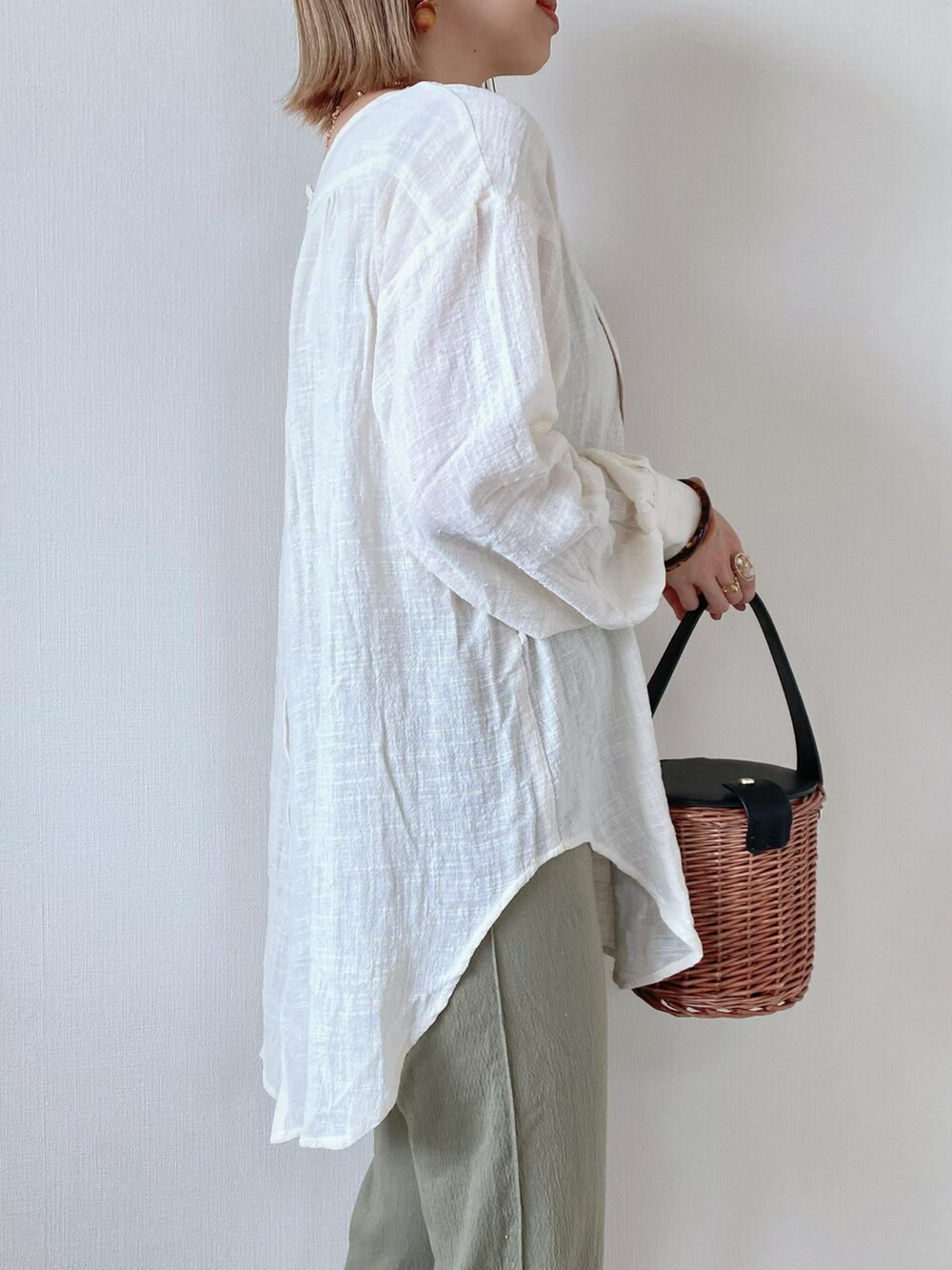 グリーン系のその他パンツ、ブラック系のバッグ、ホワイト系のバレエシューズを着用したレディースの春コーディネートの5枚目の写真