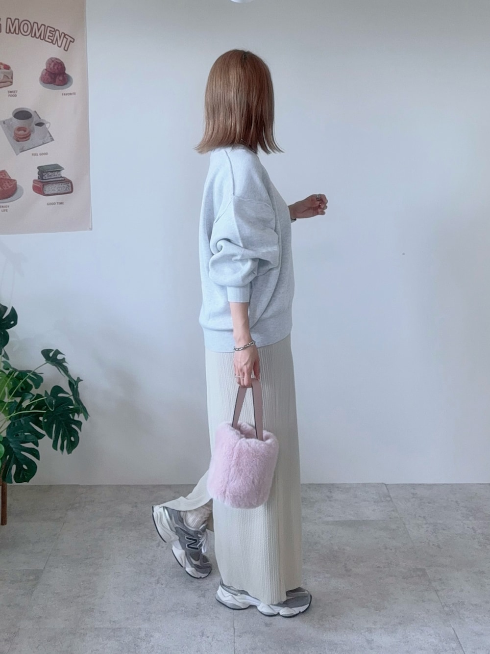 ベージュ系のニット/セーター、ベージュ系のスカート、グレー系のスニーカーを着用したレディースの秋コーディネートの5枚目の写真