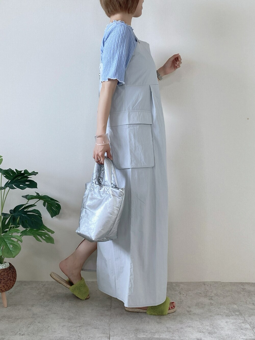 グレー系のワンピース、ブルー系のTシャツ/カットソー、シルバー系のハンドバッグを着用したレディースの夏コーディネートの3枚目の写真