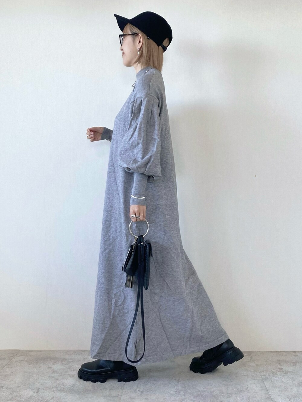 グレー系のワンピース、シルバー系のネックレスを着用したレディースの秋コーディネートの2枚目の写真