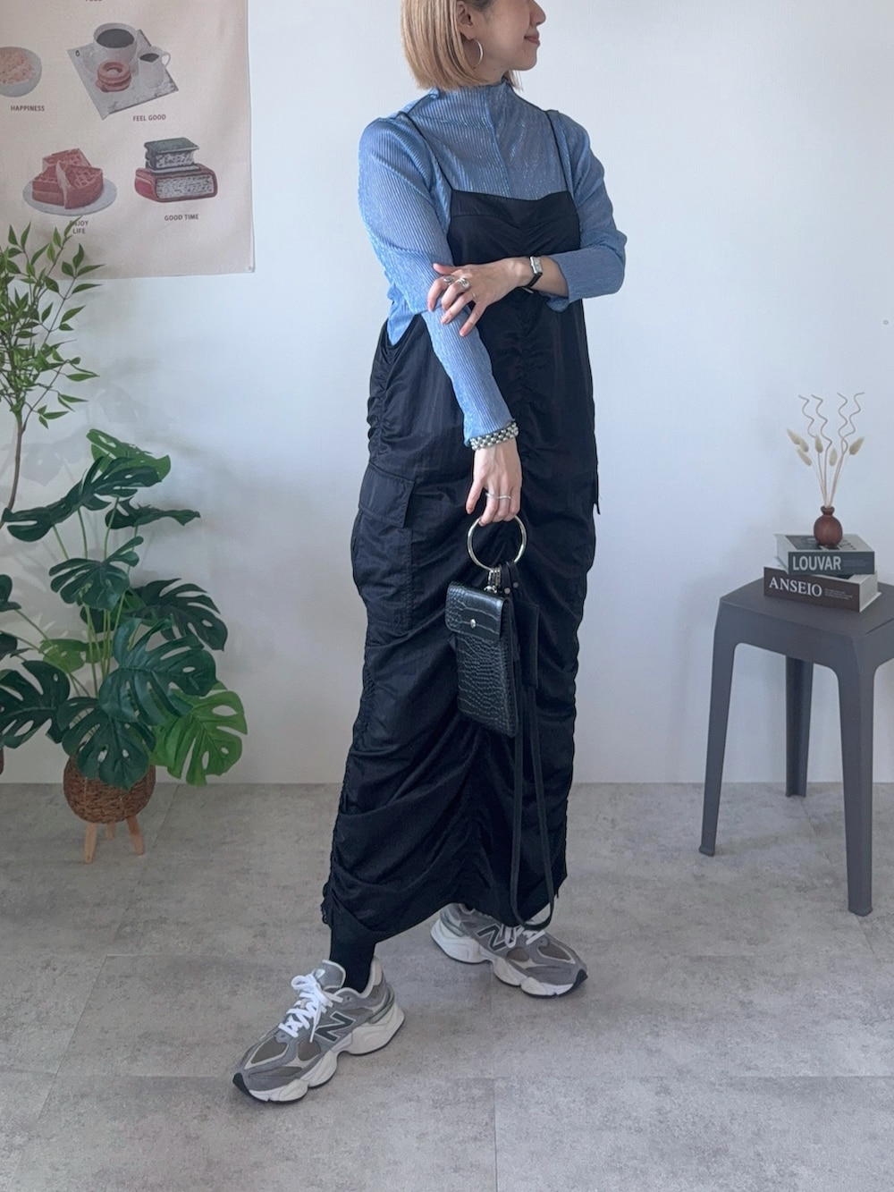 ブルー系のTシャツ/カットソー、ブラック系のワンピース、グレー系のスニーカーを着用したレディースの春コーディネートの2枚目の写真
