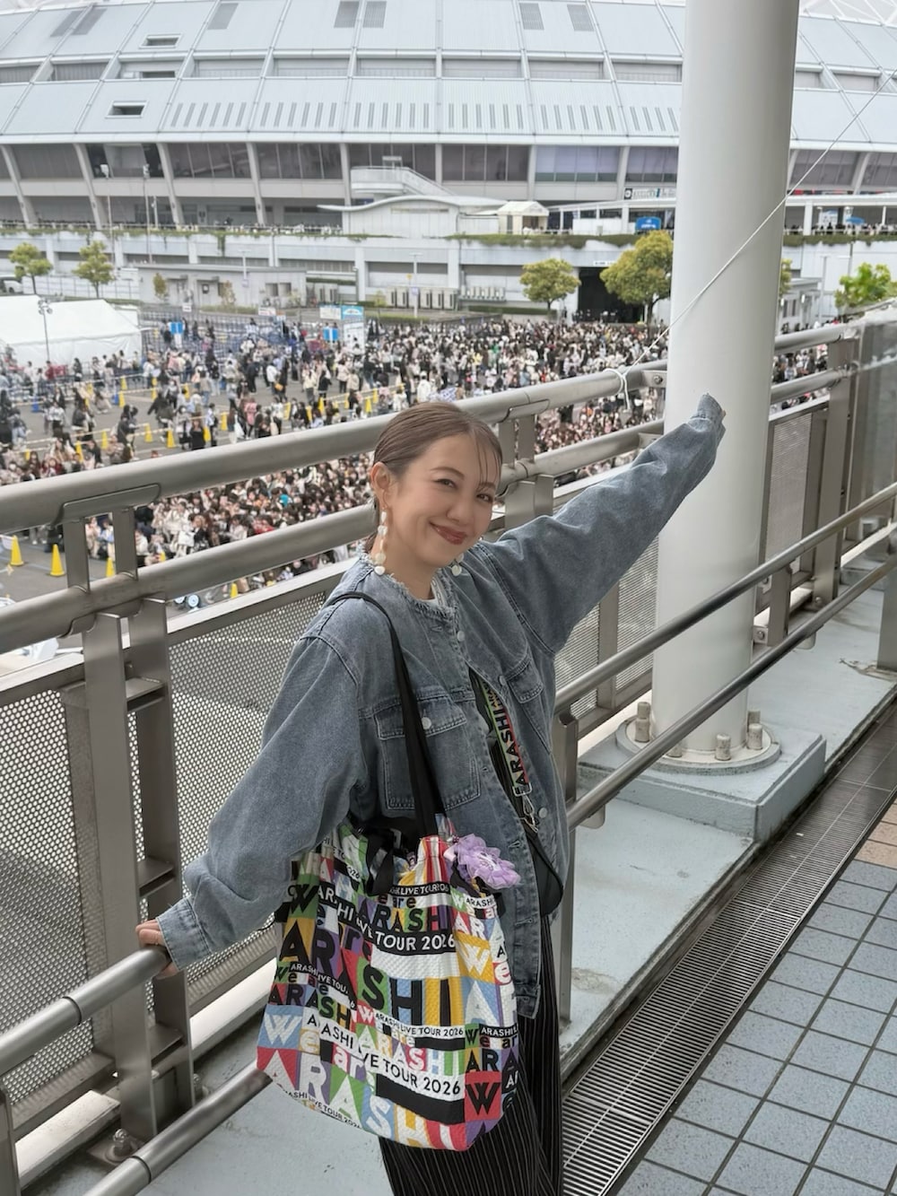 パープル系のカーディガン/ボレロ、ホワイト系のスニーカー、ブルー系のデニムジャケットを着用したレディースの春コーディネートの3枚目の写真