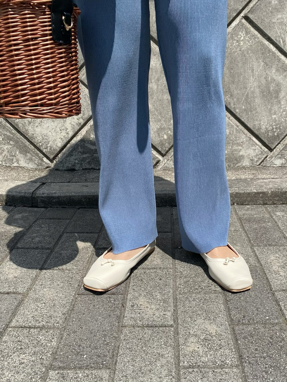 ホワイト系のシャツ/ブラウス、ブルー系のその他パンツ、ホワイト系のバレエシューズを着用したレディースの春コーディネートの4枚目の写真